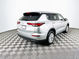 
										2022 Mitsubishi Outlander full									